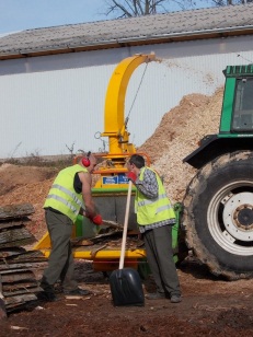 Semmi sem megy kárba. A faipari aprítékot is gyűjtik és értékesítik. Tüzelőanyag készül belőle. Forrás: Nostra Kft.