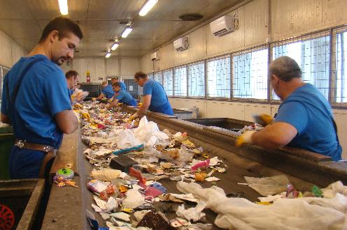 A hulladékválogatás, Forrás: B-A-Z Megyei Bv. Intézet