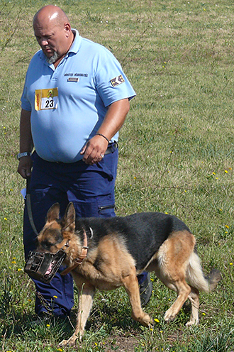 Papp Béla c. bv.ftzls. Dáriusz nevű kutyájával