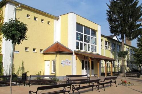 Az iskola épülete is a névadó szellemiségét tükrözi. Fotó: Fekete István Általános Iskola