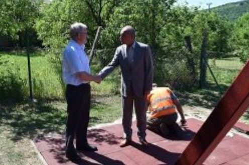 A kész gumiszőnyeget Frank Tibor ny. bv. vezérőrnagy, a Nostra Kft. ügyvezető igazgatója adja át Kiss László polgármesternek