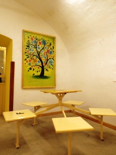 Egy kép az új látogatóhelyiséget teszi barátságosabbá. Forrás: Márianosztrai Fegyház és Börtön