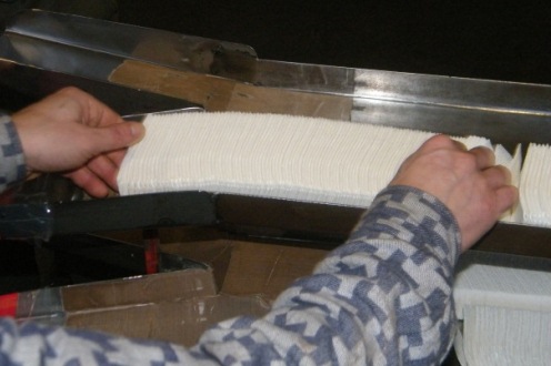 Papírzsebkendő gyártása és csomagolása nemrég indult. Forrás: Márianosztrai Fegyház és Börtön